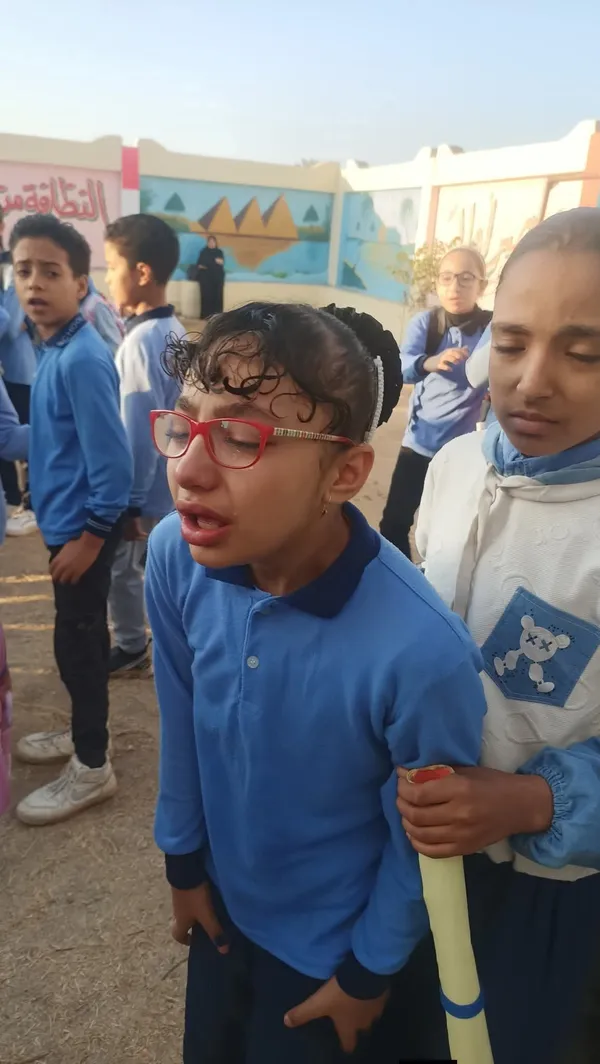 حزن طلاب وطالبات مدرسة لوفاة معلمهم