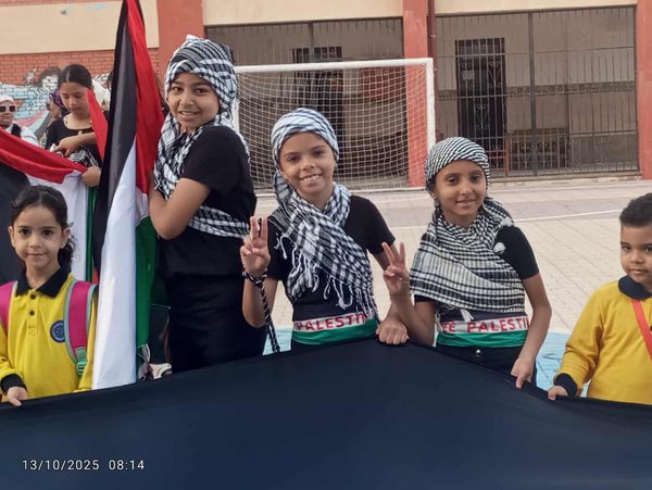 رسالة من طلاب مدرسة ببورسعيد بالاعلام و الشال الفلسطينى بالتزامن مع قمة السلام بشرم الشيخ 