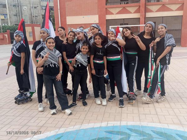 رسالة من طلاب مدرسة ببورسعيد بالاعلام و الشال الفلسطينى بالتزامن مع قمة السلام بشرم الشيخ 