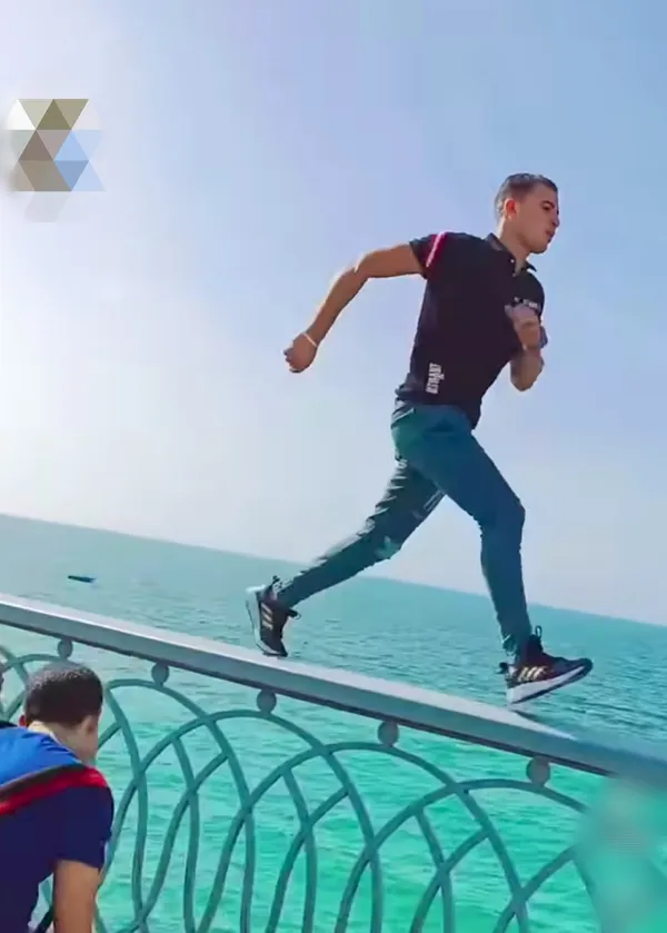 شاب يركض أعلى سور كوبري ستانلي