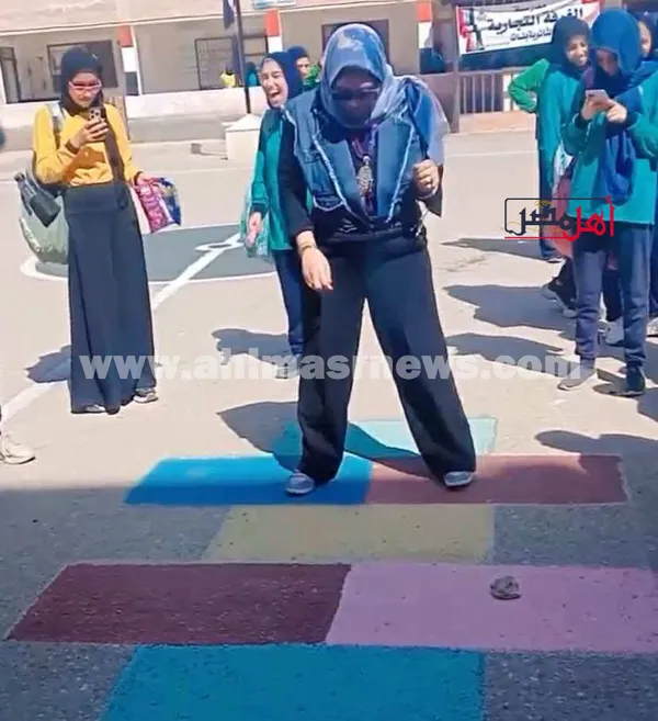مديرة مدرسة ثانوى ببورسعيد تشارك الطالبات النشاط الرياضى و تلعب الأولى 