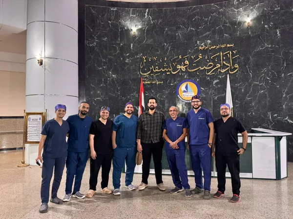 إجراء جراحة دقيقة ومعقدة لإصلاح تمدد ضخم بالشريان الأورطي البطني 