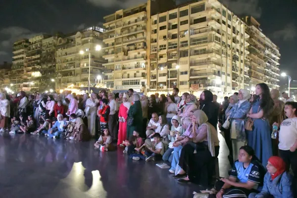 البورسعيدية يتابعون فعاليات افتتاح المتحف المصري الكبير من خلال شاشات العرض في الساحات والميادين