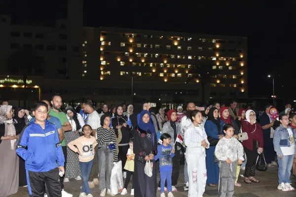 البورسعيدية يتابعون فعاليات افتتاح المتحف المصري الكبير من خلال شاشات العرض في الساحات والميادين