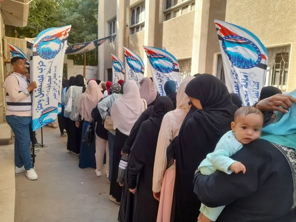 السيدات مع أطفالهن 