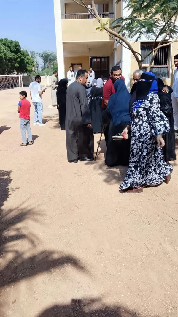 السيدات مع اطفالهن