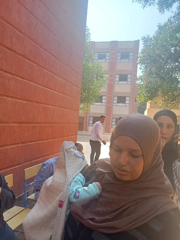 السيدات مع اطفالهن