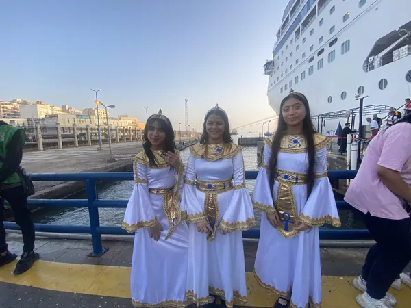 بالزى الفرعونى استقبال السفينة السياحية ارمنيا