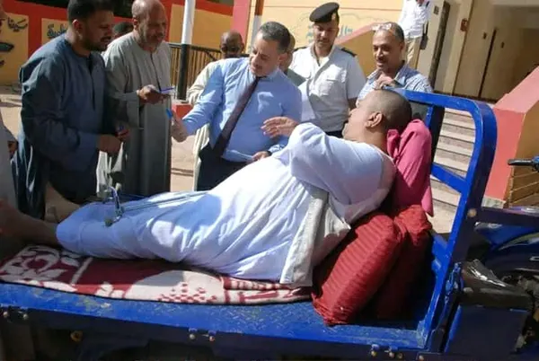 برغم إصابة بجلطات.. مواطن من إسنا يدلي بصوته في انتخابات مجلس النواب محمولًا على تروسيكل