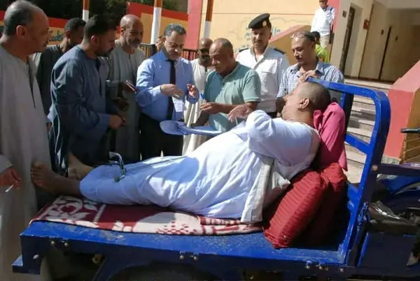 برغم إصابة بجلطات.. مواطن من إسنا يدلي بصوته في انتخابات مجلس النواب محمولًا على تروسيكل