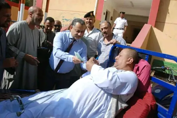 برغم إصابة بجلطات.. مواطن من إسنا يدلي بصوته في انتخابات مجلس النواب محمولًا على تروسيكل