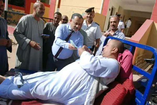 برغم إصابة بجلطات.. مواطن من إسنا يدلي بصوته في انتخابات مجلس النواب محمولًا على تروسيكل