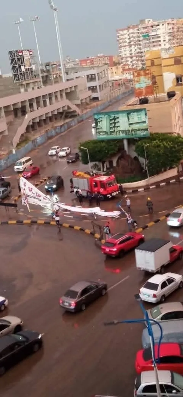 بسبب الطقس السىء .. سقوط ثلاث أعمدة انارة و لافتات الدعاية الانتخابية ببورسعيد  