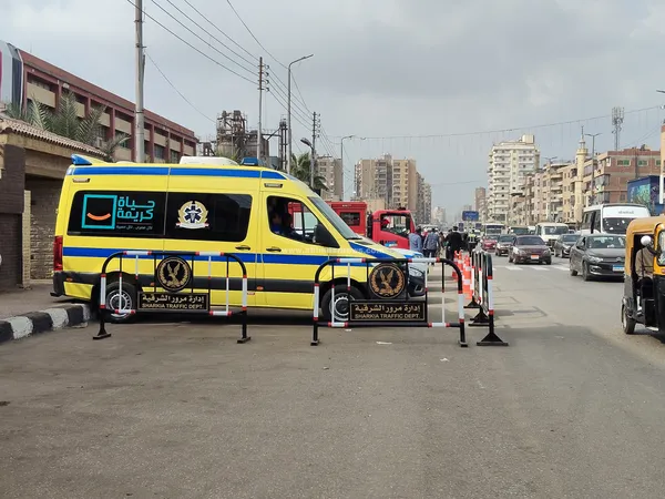 تواجد سيارات الاسعاف أمام اللجان