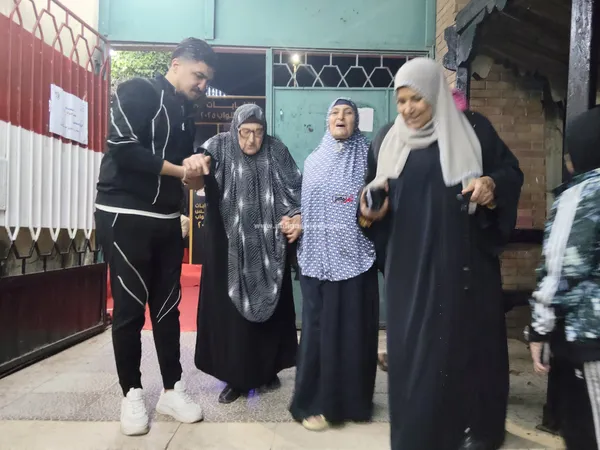 سيدة ثمانينية تدلى بصوتها