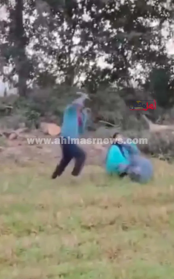 شاب يعتدي على والدته وشقيقته بالضرب