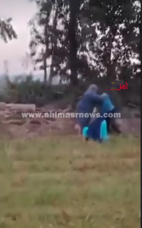 شاب يعتدي على والدته وشقيقته بالضرب