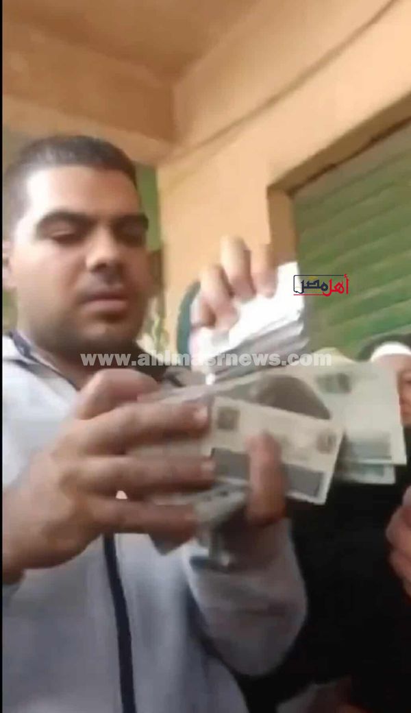 شاب يوزع أموالا على المواطنين لشراء أصوات