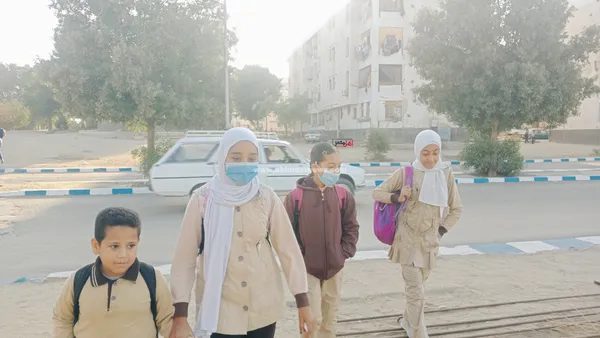 طلاب قنا يلتزمون بالكمامات