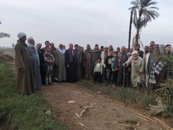 عدد من الفلاحين 