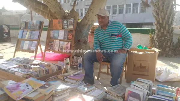 عم خالد، بائع كتب 