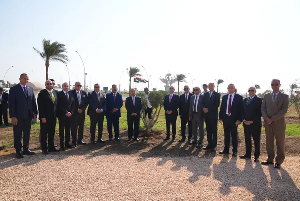 فريد يزرع شجرة