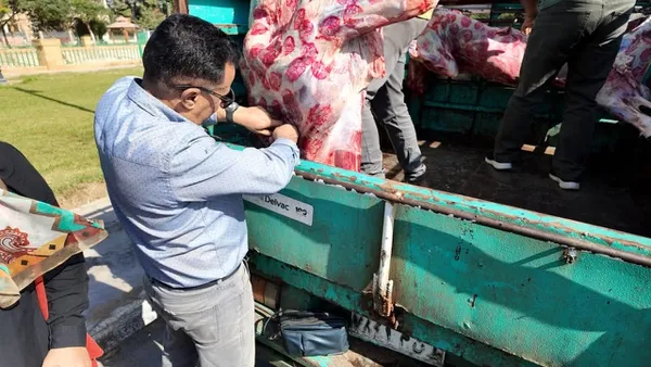 محافظ الإسماعيلية يستوقف سيارة لحوم 