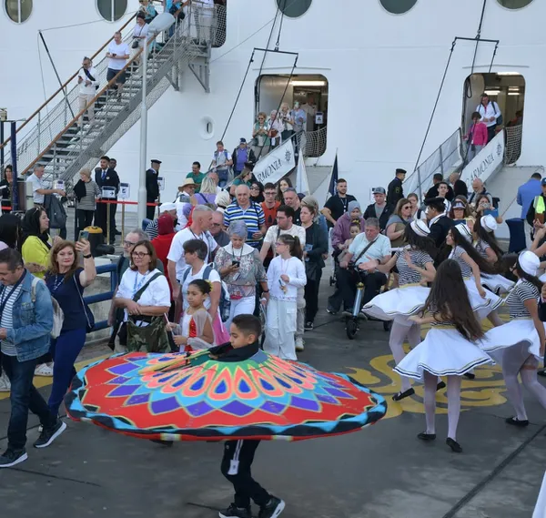 محافظ بورسعيد ونائب رئيس الهيئة الاقتصادية لقناة السويس يستقبلان السفينة السياحية «MSC Armonia» وعلى متنها 2700 سائح