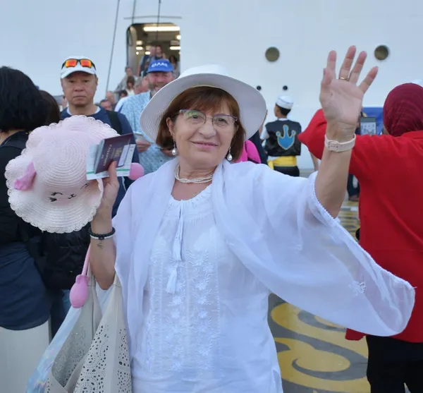 محافظ بورسعيد ونائب رئيس الهيئة الاقتصادية لقناة السويس يستقبلان السفينة السياحية «MSC Armonia» وعلى متنها 2700 سائح