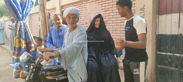 مسنه على موتوسيكل 