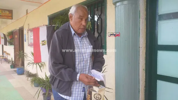 أحمد، مسن يدلي بصوته في انتخابات مجلس النواب بكفر الشيخ 