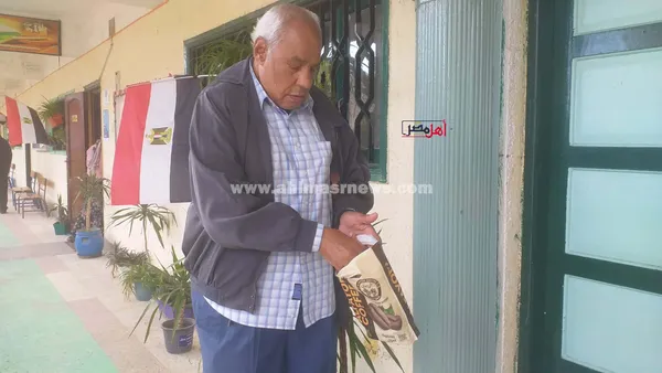 أحمد، مسن يدلي بصوته في انتخابات مجلس النواب بكفر الشيخ 