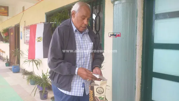 أحمد، مسن يدلي بصوته في انتخابات مجلس النواب بكفر الشيخ 