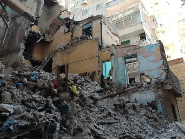 العقار المنهار