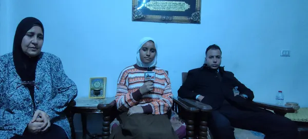 ام خالد والمحامي وابنتها ايه 