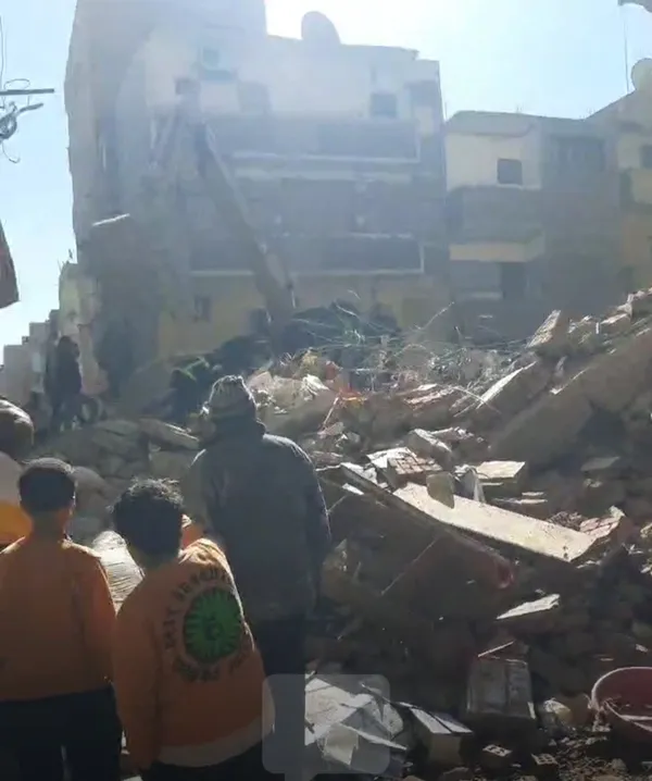 جانب من أعمال البحث أسفل العقار المنهار 