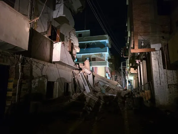 جانب من أعمال البحث أسفل العقار المنهار 