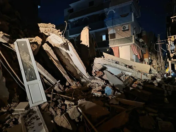 جانب من انهيار العقار 