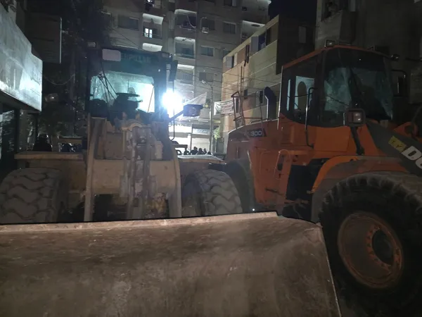 جانب من انهيار العقار 