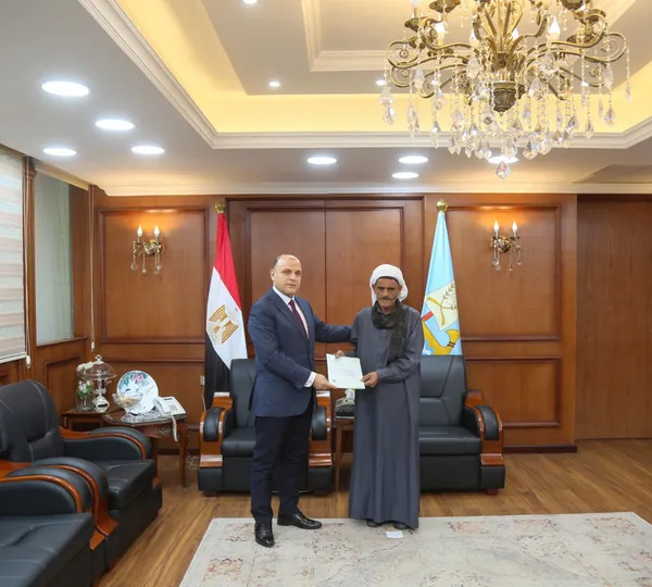 جانب من تسليم العقود 