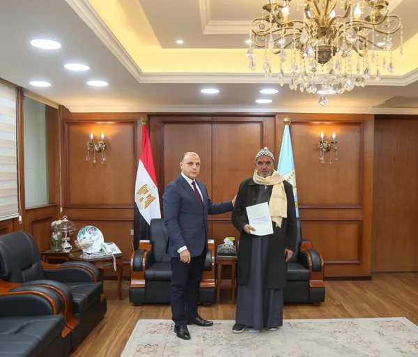 جانب من تسليم العقود 