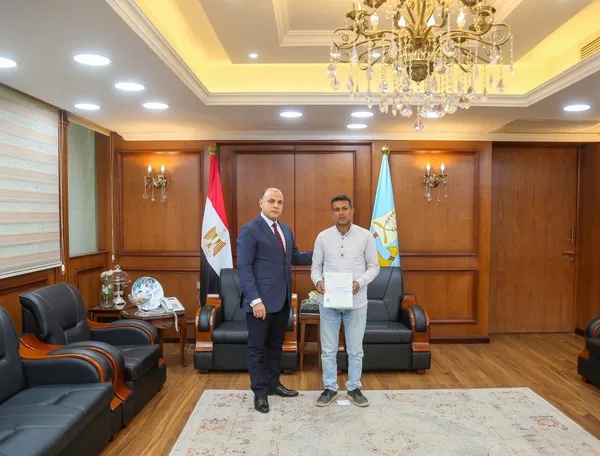 جانب من تسليم العقود 