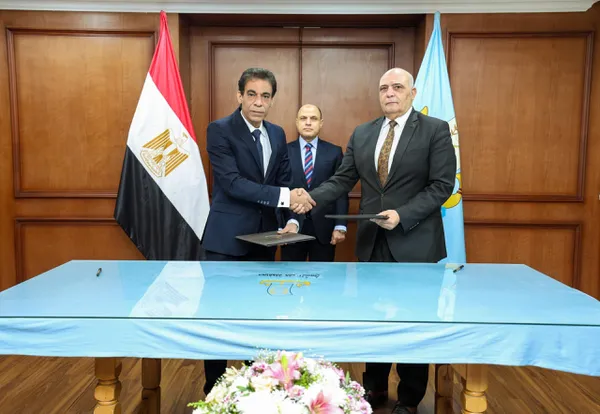 جانب من توقيع الاتفاقية 