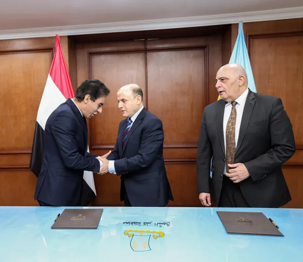 جانب من توقيع الاتفاقية 