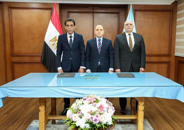 جانب من توقيع الاتفاقية 