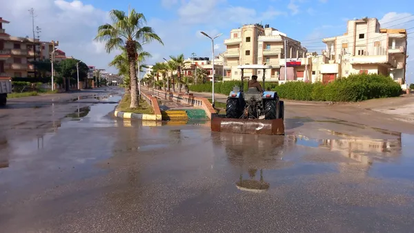 جانب من كسح مياه الأمطار  