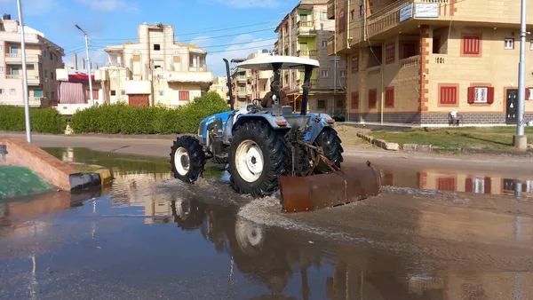 جانب من كسح مياه الأمطار  