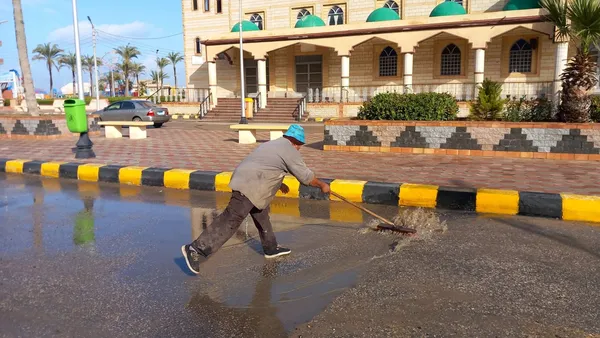 جانب من كسح مياه الأمطار  