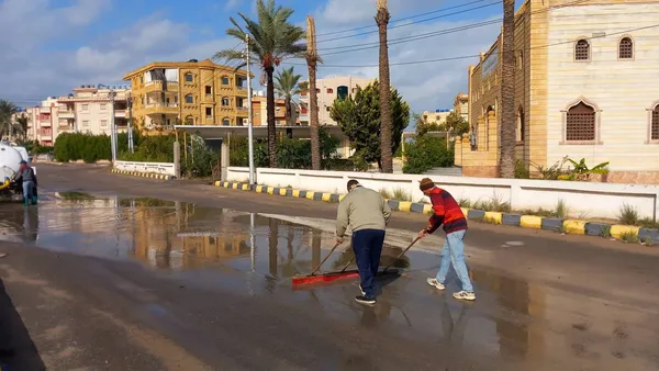 جانب من كسح مياه الأمطار  