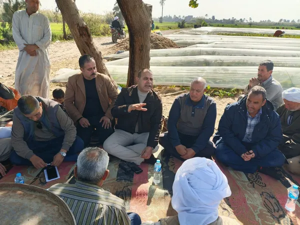 رئيس مدينه القصاصين الجديده مع المزارعين لحل أزمة المياة 